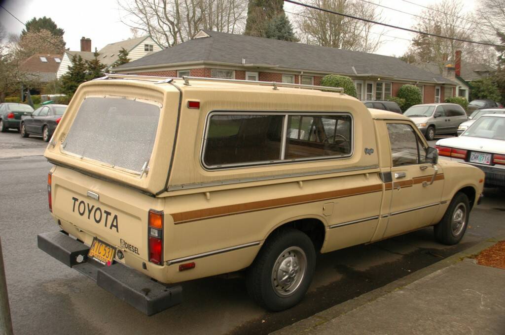 1980-Toyota-Hilux-5-Speed-Diesel-Glasstite-Camper-Top. - 02.jpg