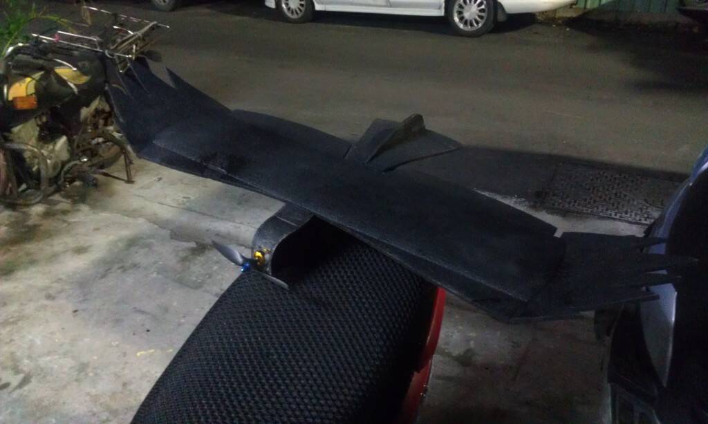 全黑老鷹，右翼補過，正常飛行