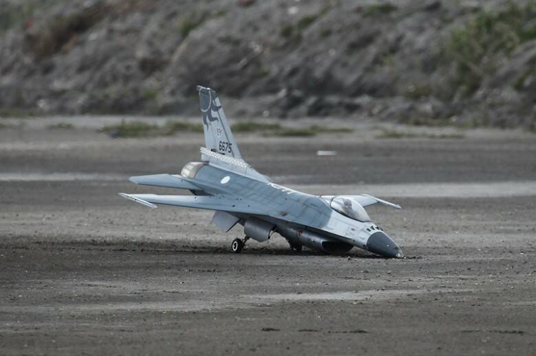 f-16.jpg