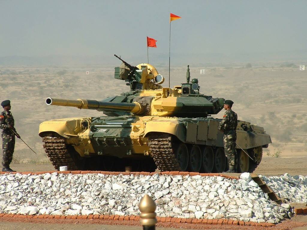 T90S_\'Bhishma\'_main_battle_tank_on_display.jpg