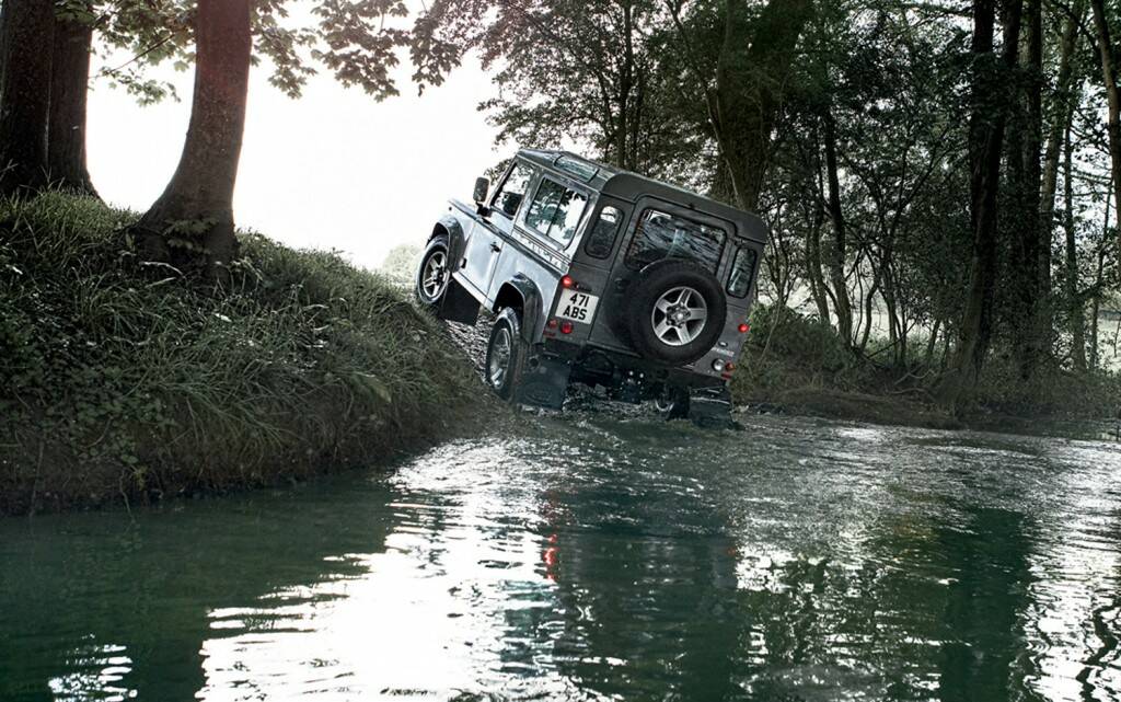 2012-Land-Rover-Defender-90-rear-three-quarter.jpg