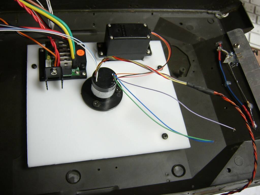 夾層背面可鎖上驅動電變與迴旋用導電環