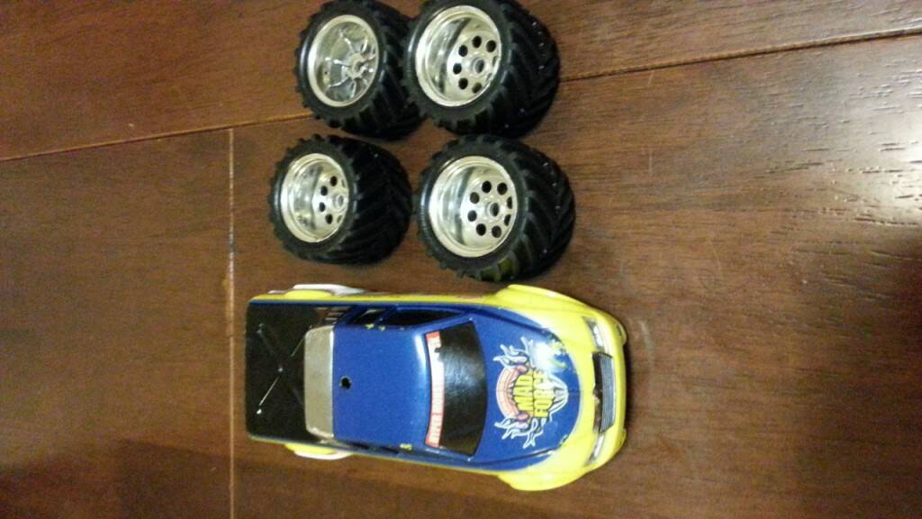 kyosho  MONSTER 原場車殼及輪胎 1組600