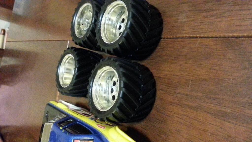kyosho  MONSTER 原場車殼及輪胎 1組600