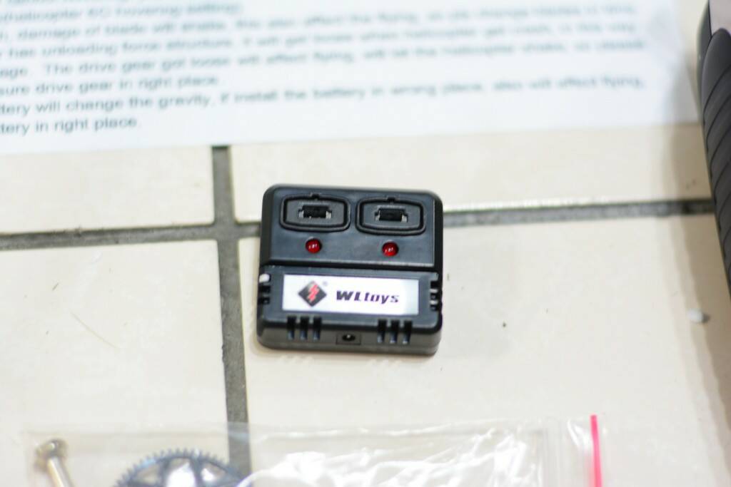 小巧玲瓏的充電器,附上一條USB充電線,有兩個充電插槽