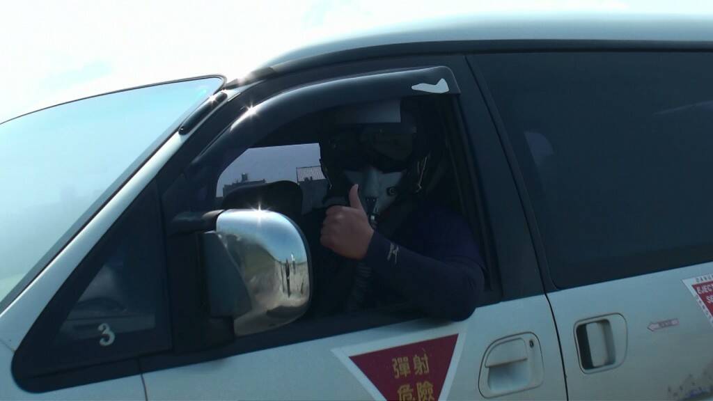 再靠近些
