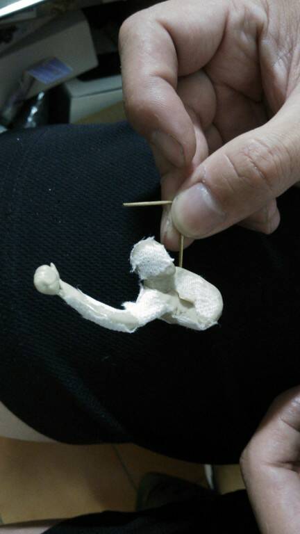 用補土做出陣亡者遺體的上半身，面紙有其作用