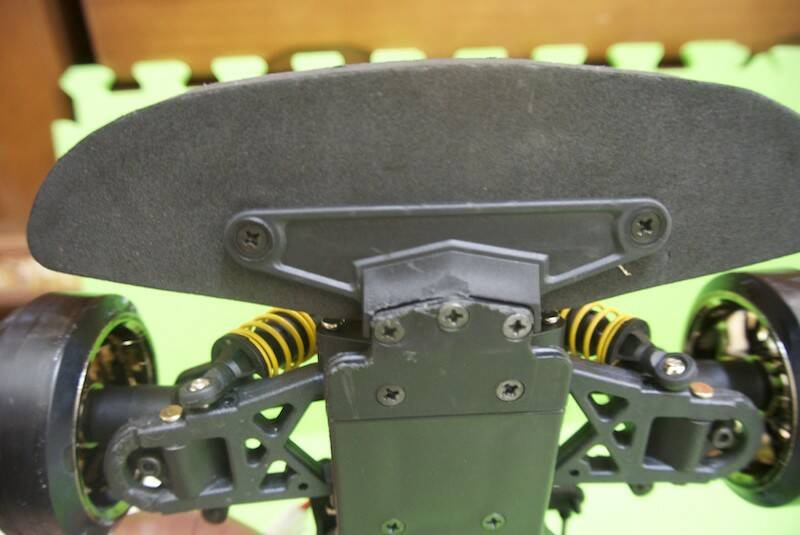 新手駕車，有點卡到石頭