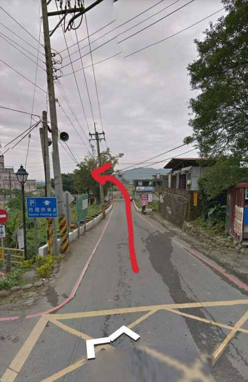 進去沿路左轉就會看到收費口