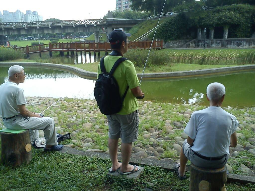 行駛中場突然出現一位過路客....原來是好久不見的造潛艦達人[老師 ]是也...... ...