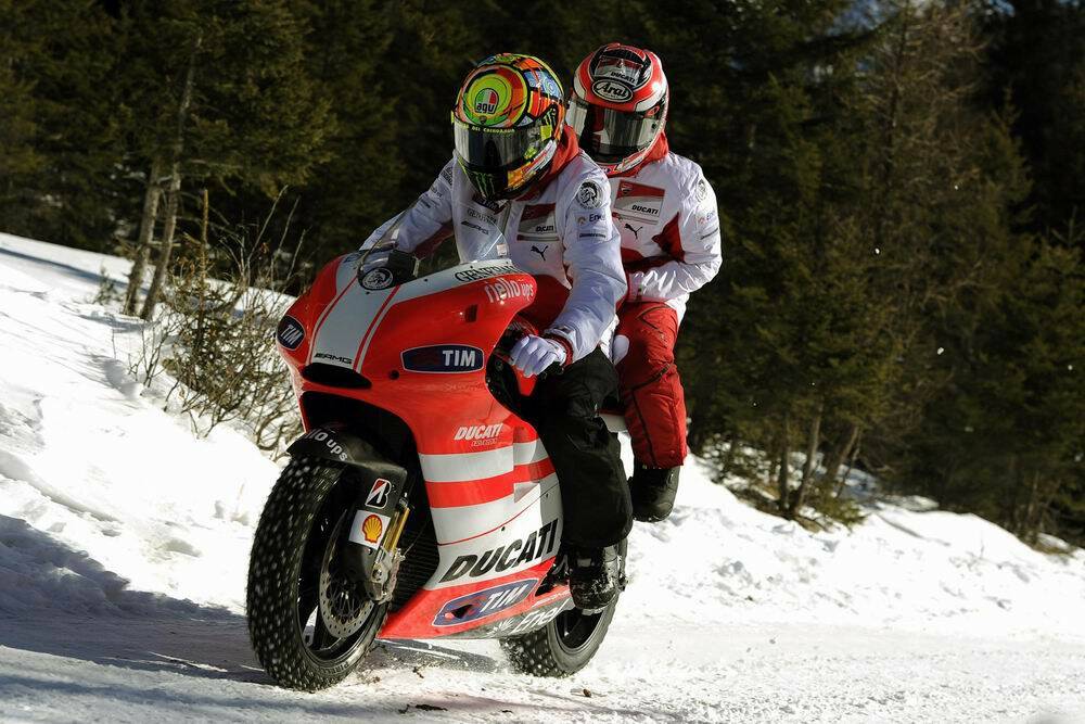 Ducati-Corse-snow-Rossi-Hayden_s.jpg