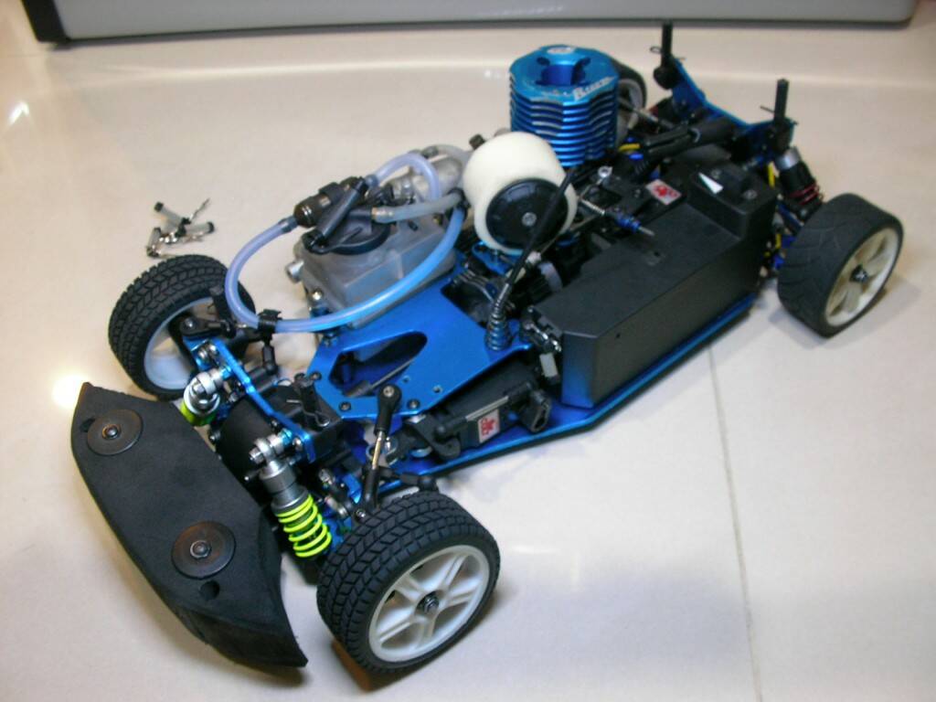 Colt 1-10 引擎房車  (3).JPG
