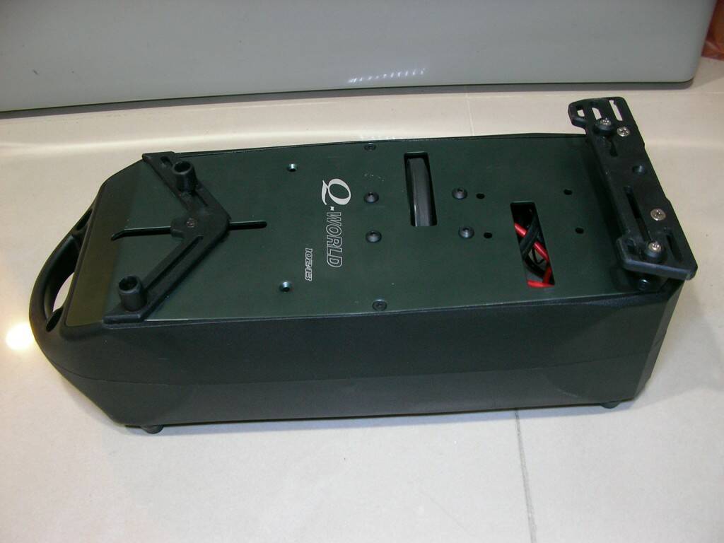 Colt 1-10 引擎房車 啟動台 (1).JPG
