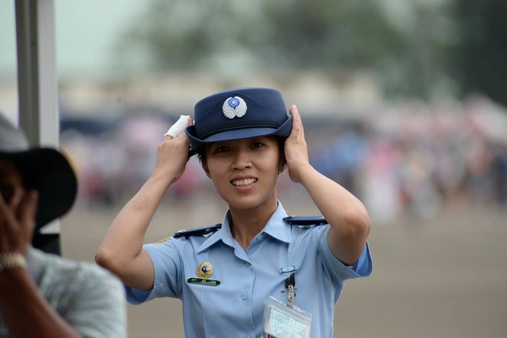 漂亮的女士官