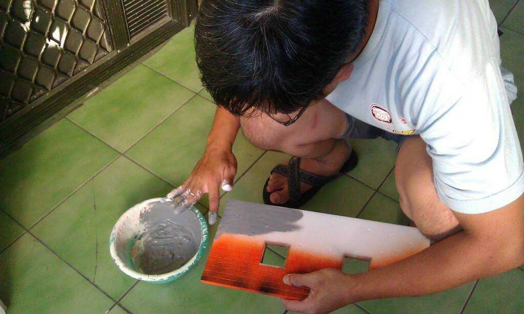 用白色修繕用批土調一點黑色壓克力顏料當成水泥糊牆～