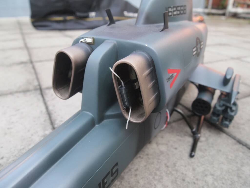 DSM2小衛星,另一顆在機身內
