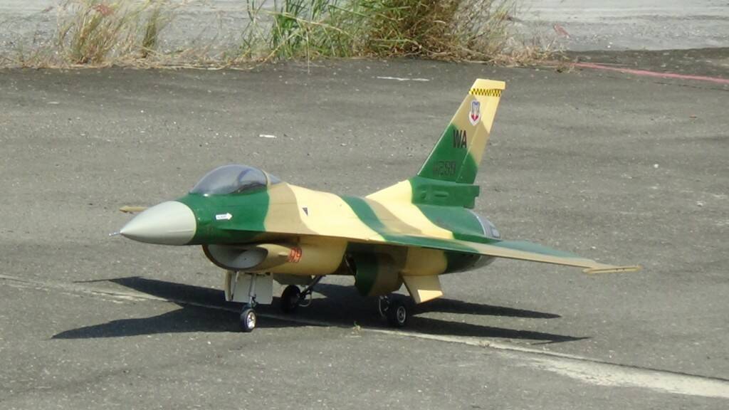 F16一架