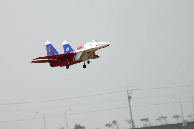 進場降落的 MIG 29