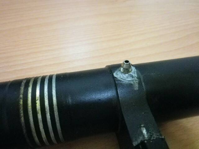 回壓嘴斷裂，用引擎密封劑黏住