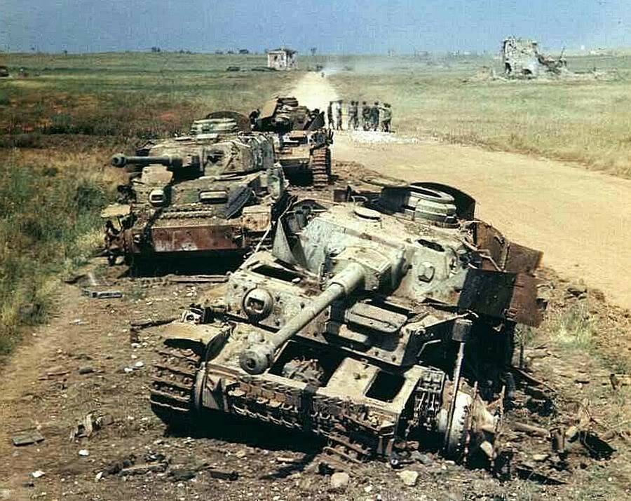 PzIVWrecksItaly.jpg