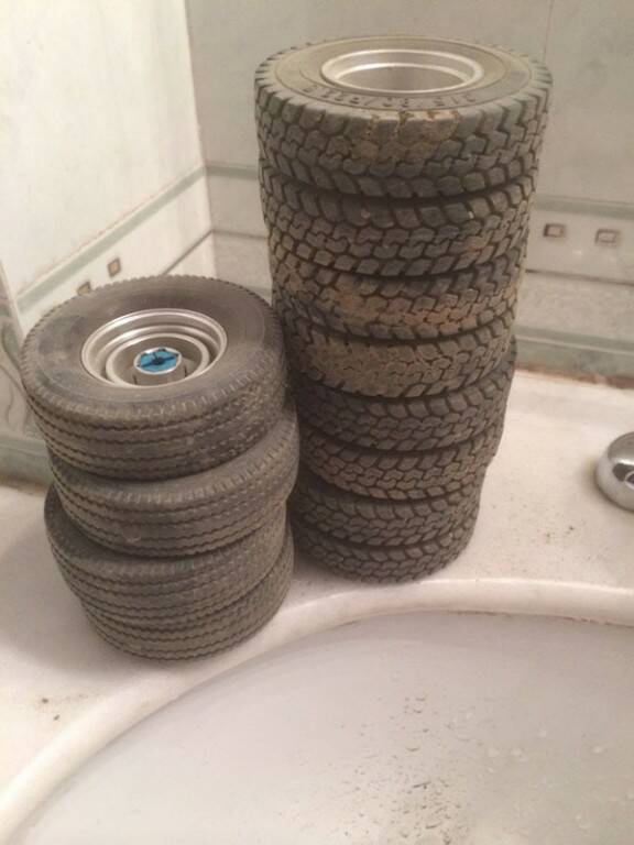 都是灰
