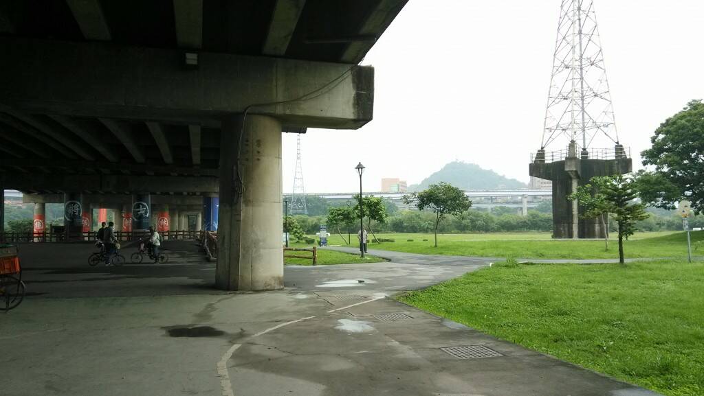 走到象棋區~可以看見自行車道