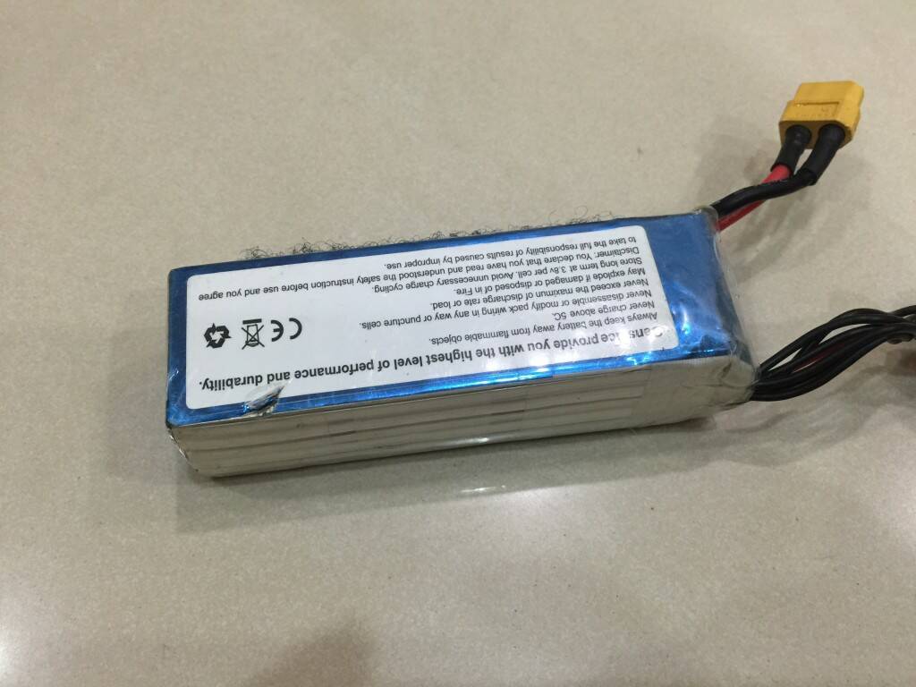 第2顆的後面外觀有小傷,沒有傷到裡面,因為格式的電池有鋁板保護