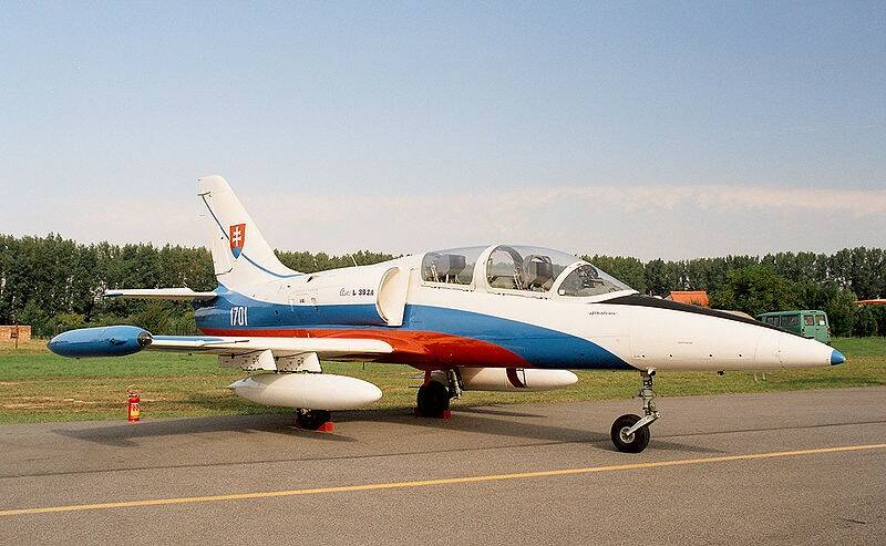 800px-Aero_L-39_ZA_of_Slovak_Air_Force_(reg._1701),_static_display,_Radom_AirSho.jpg