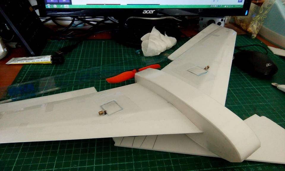  機背上蓋
