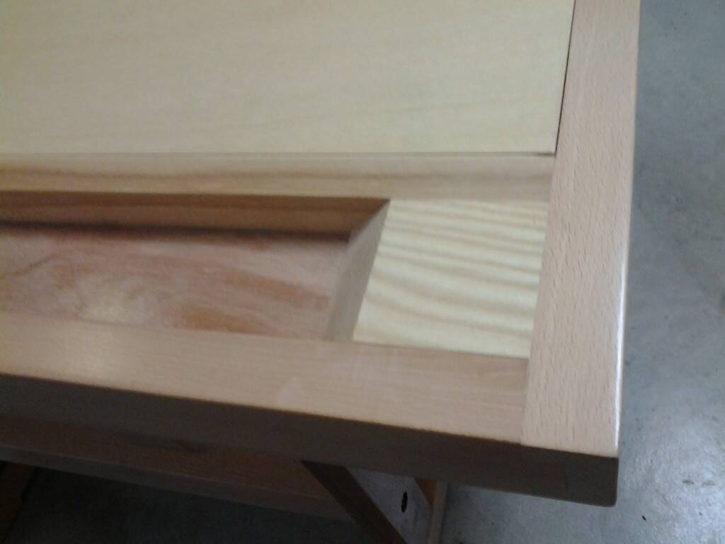 桌面有工具放置溝.jpg