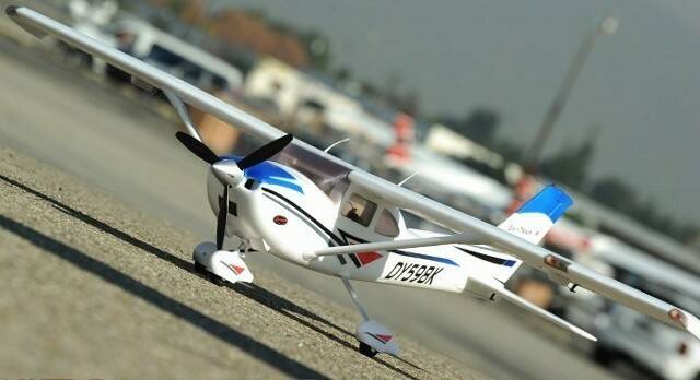 dynam-cessna-182-4-channel-airplane_1 (640x348).jpg