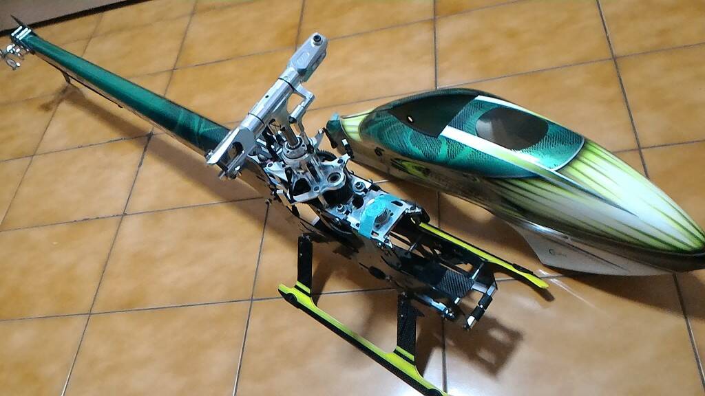 15.毒蛇700空機.不含大小槳.機子很新.售$11000