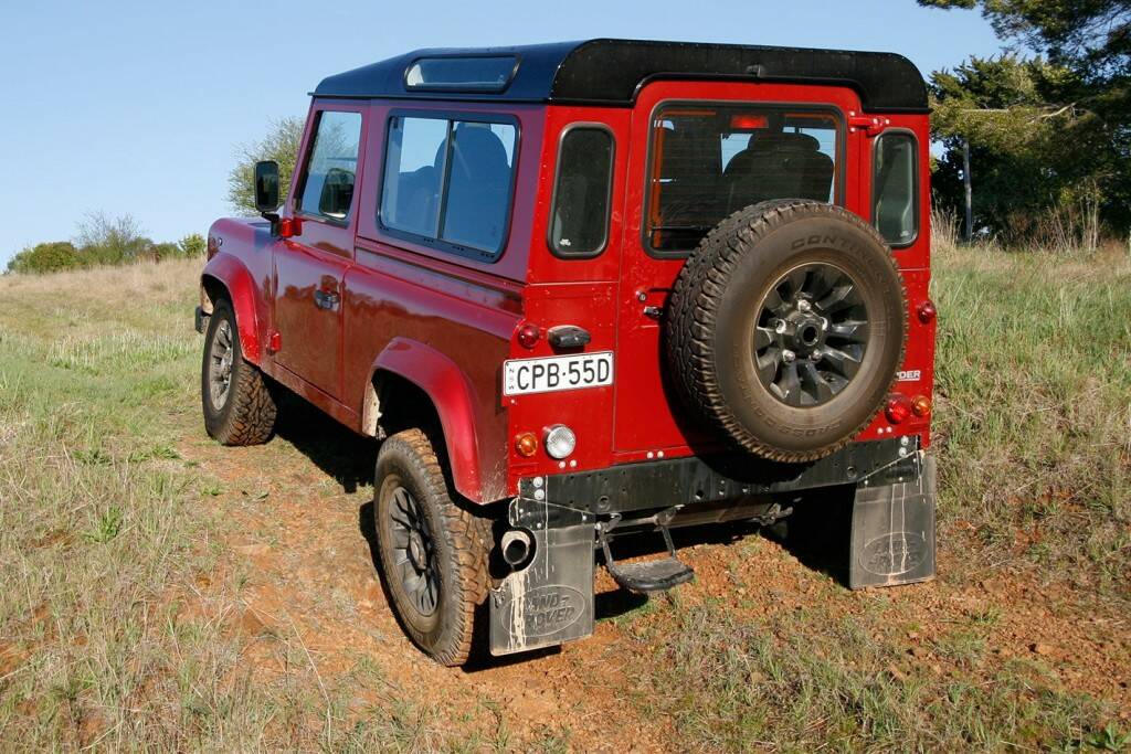 Land-Rover-Defender-90-off-road.jpg