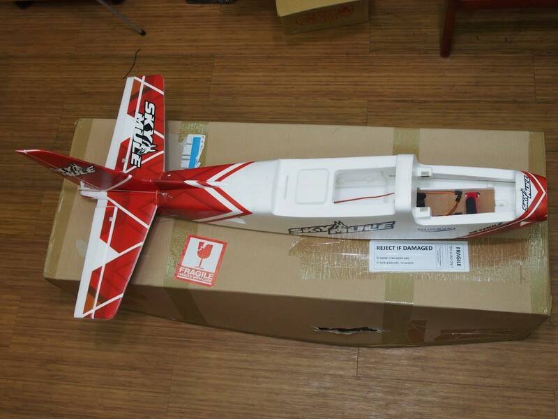 水平尾翼位已黏上