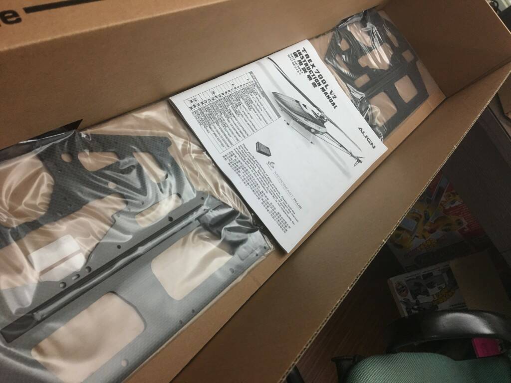 主機身躺在箱子底部
