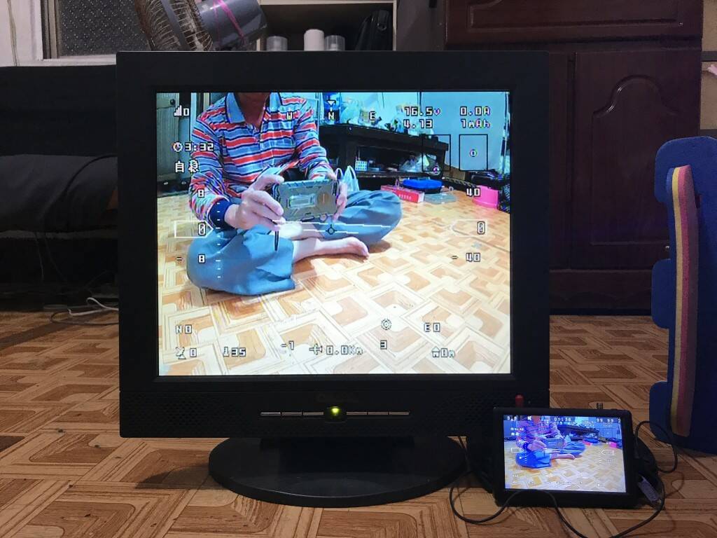 正面旁邊是5吋小飛手