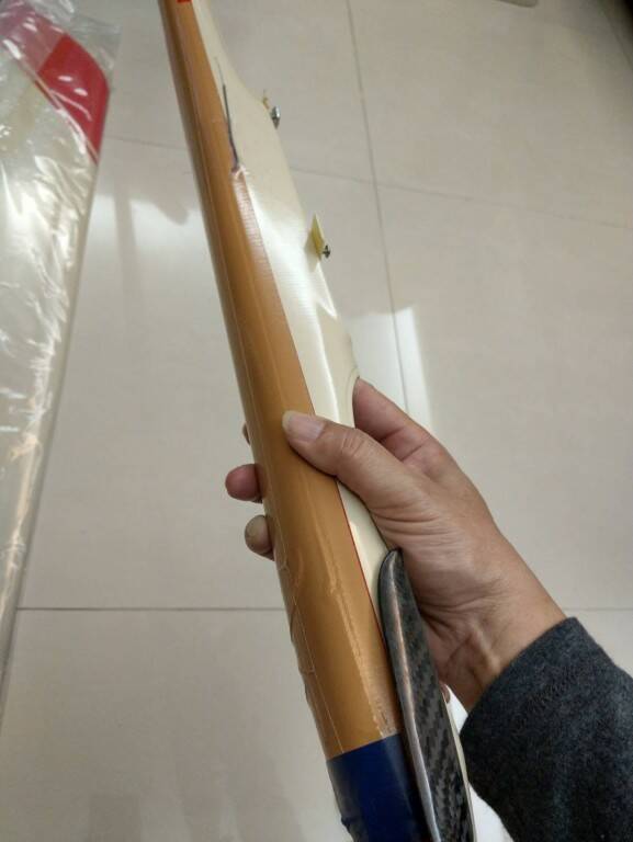 機腹自己貼膠帶