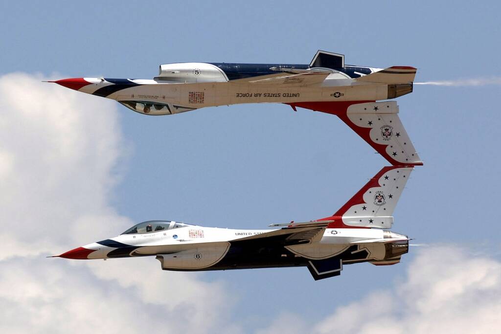 1200px-U_S_Air_Force_Thunderbirds.jpg