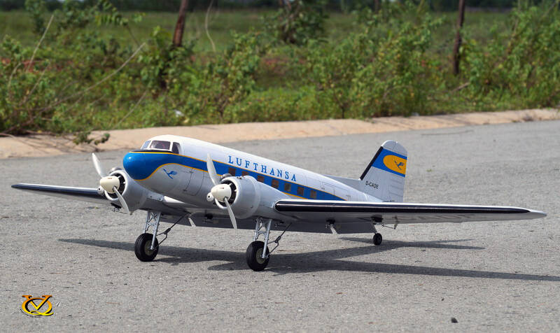 Douglas_DC-3_01.jpg