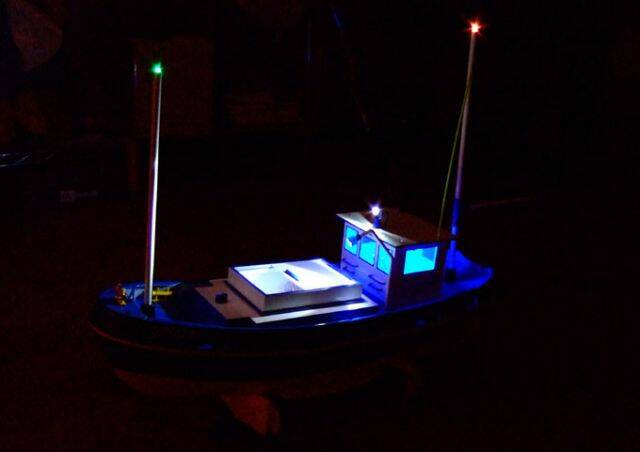 夜航燈光測試 - 桅杆的燈是用5色變光LED