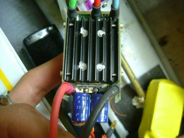 注意左電容沒有右電容那黑色東西
