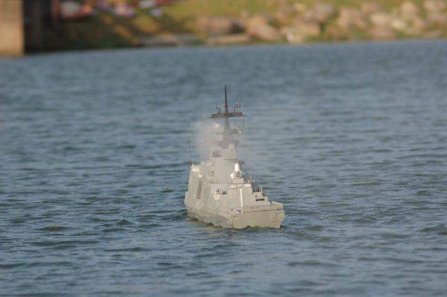 下水出航的康定級軍艦