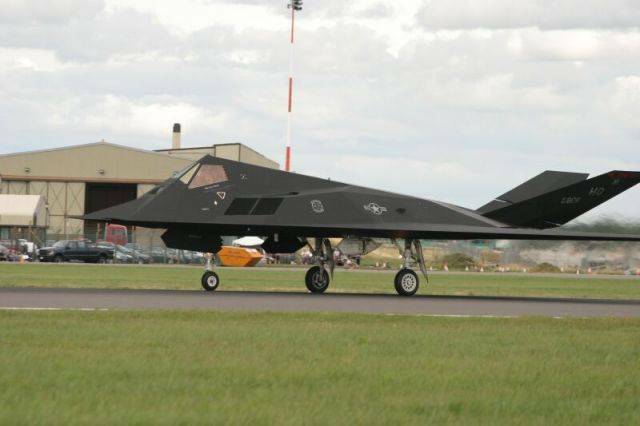 F-117A_001_RIAT2004_0098_800.jpg