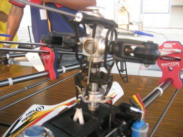 旋翼頭部份沿用油機部品