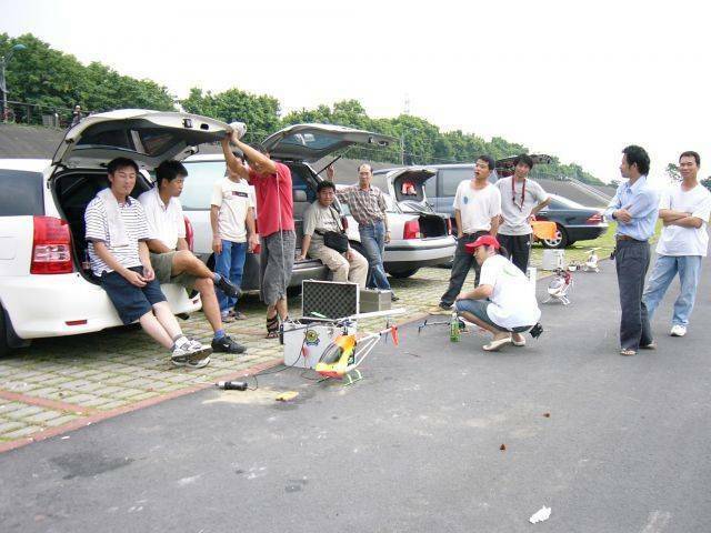 一夥悠閒談天說地