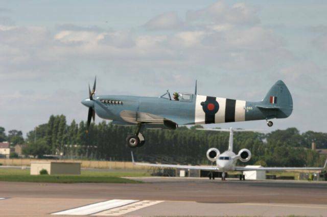 Spitfire-PRXI_RIAT2005_002_800.jpg