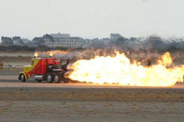 Y_JetTruck_005_MIRAM2004_0069_800.jpg