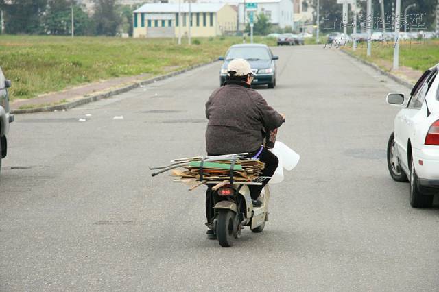 今天最大的贏家，阿伯車上有8組槳、尾管等零零種種