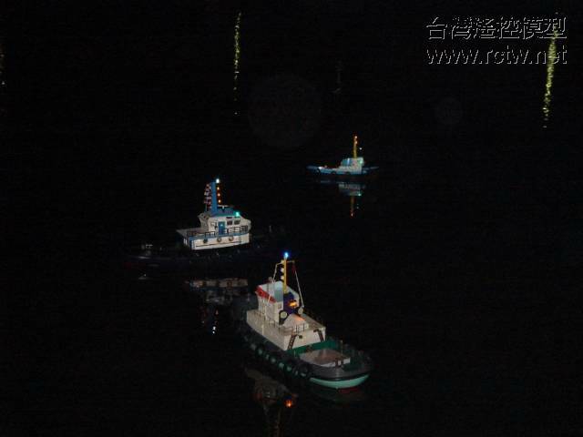 首次挑燈夜航 9 與朋友一起共三艘工作船.jpg