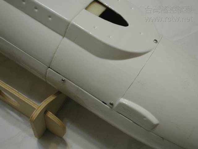 前船身用五顆螺絲固定
